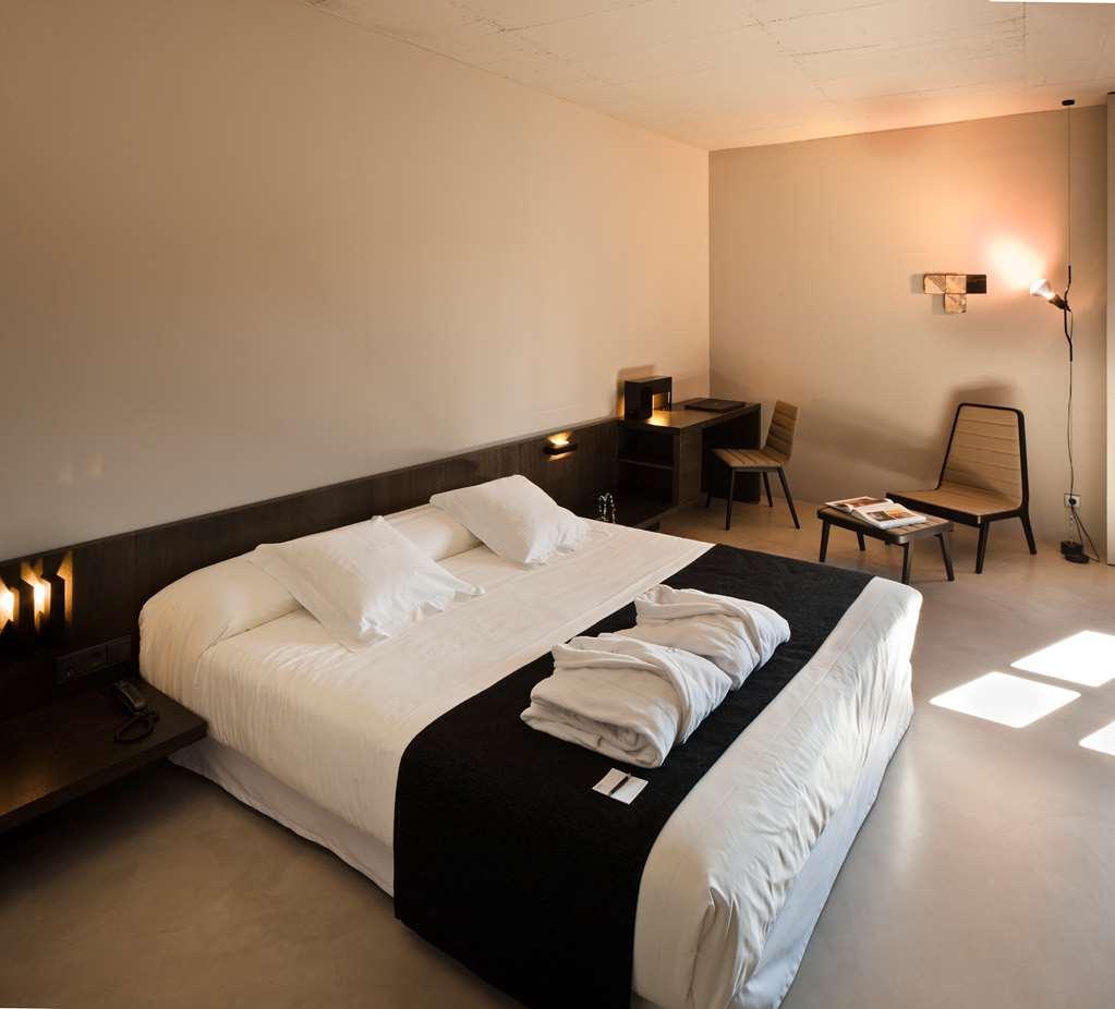 Caro Hotel Βαλένθια Δωμάτιο φωτογραφία A room at the hotel