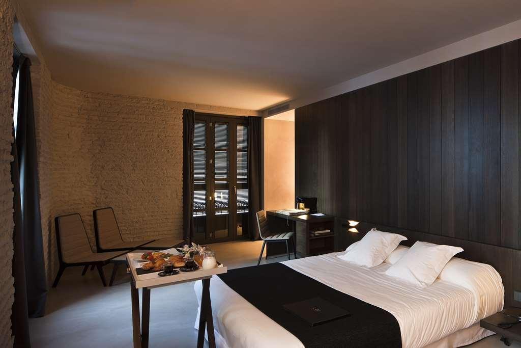 Caro Hotel Βαλένθια Δωμάτιο φωτογραφία A room at the hotel